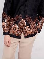 Swipe Up Kemeja Batik Pria Modern Slimfit Katun Lengan Panjang Motif Basupati Black