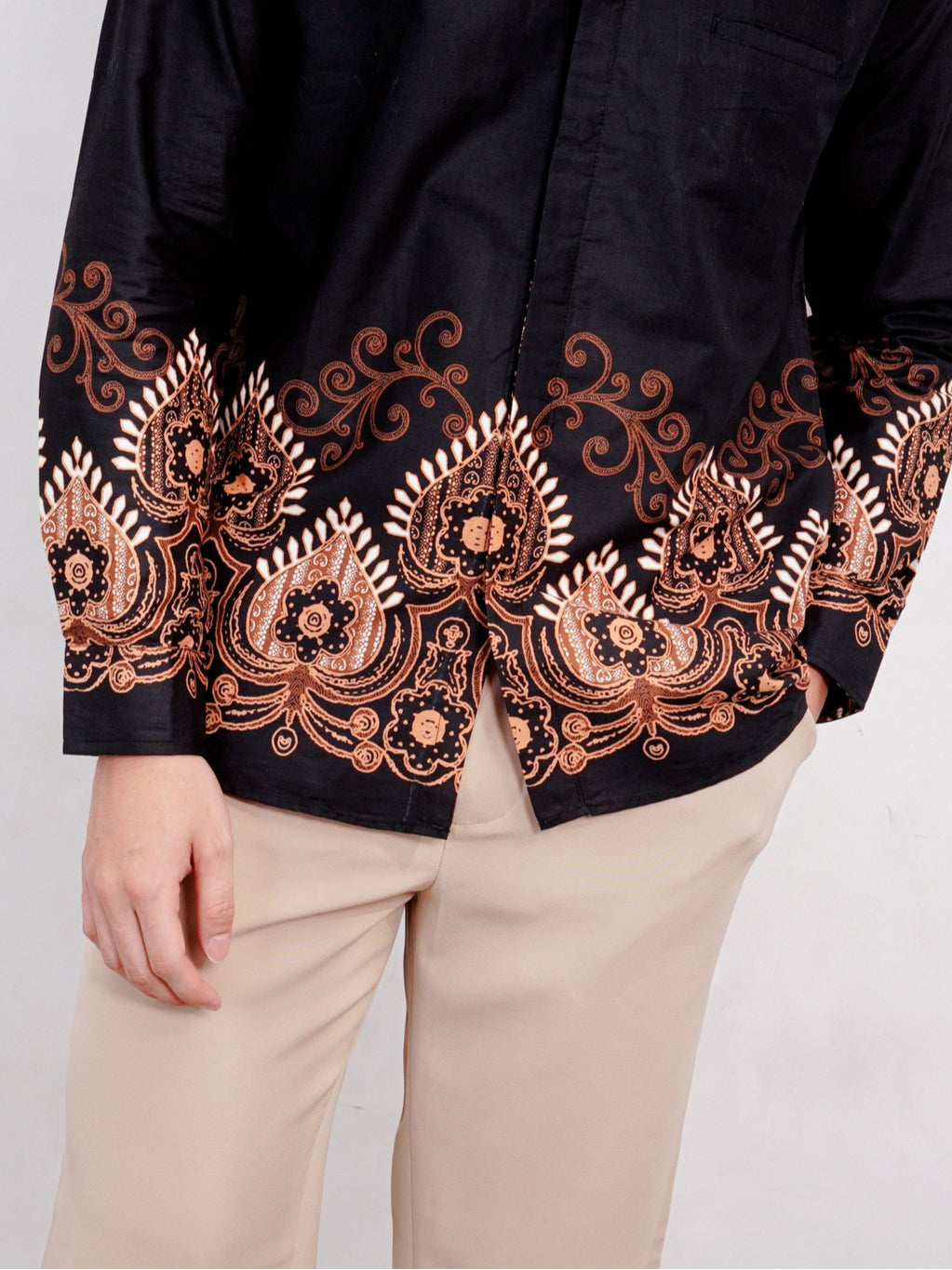 Swipe Up Kemeja Batik Pria Modern Slimfit Katun Lengan Panjang Motif Basupati Black
