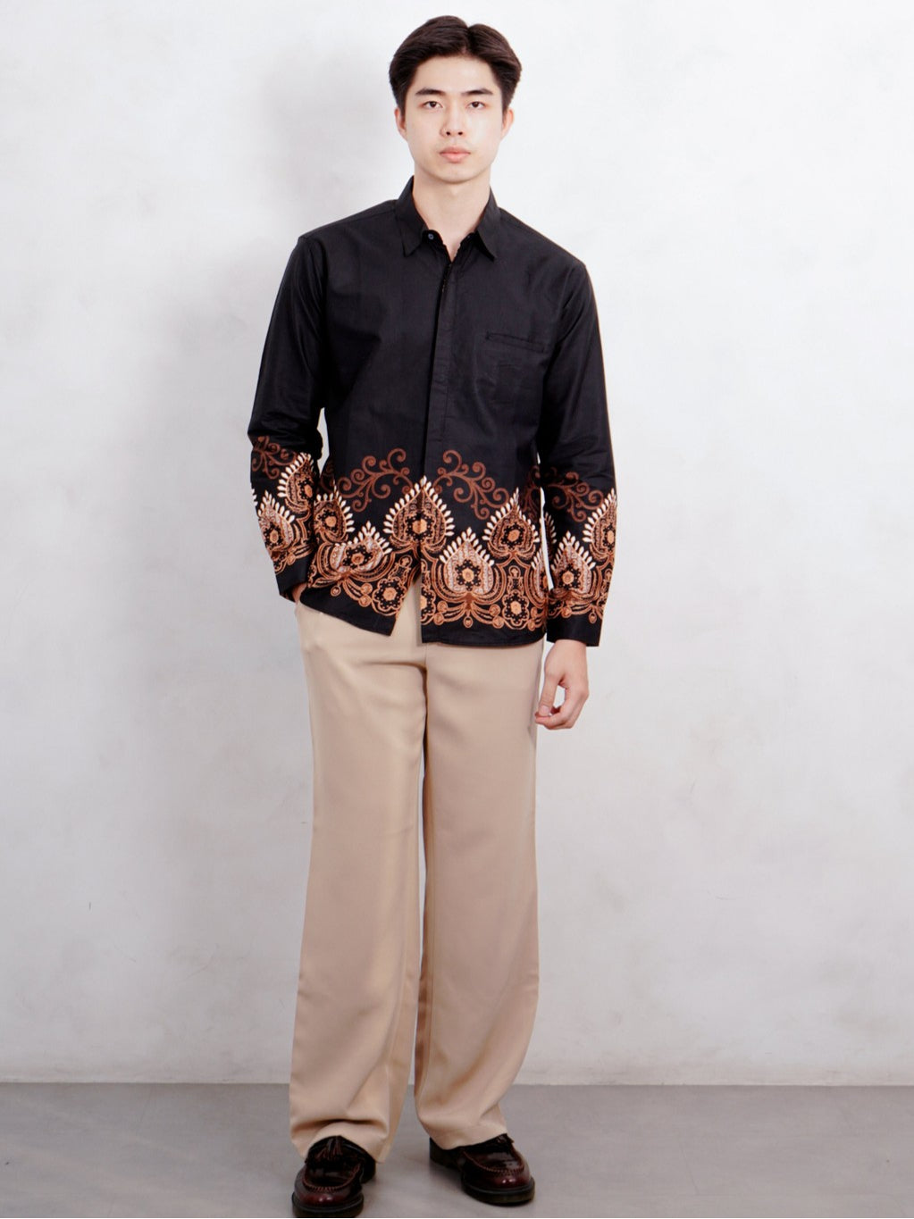 Swipe Up Kemeja Batik Pria Modern Slimfit Katun Lengan Panjang Motif Basupati Black