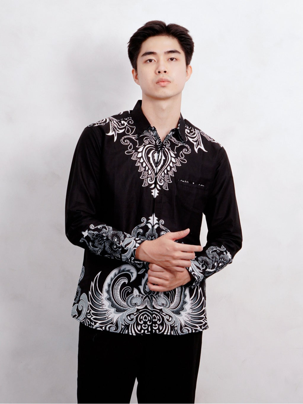Swipe Up Kemeja Batik Pria Modern Katun Slimfit Lengan Panjang Motif Rupakenca Black