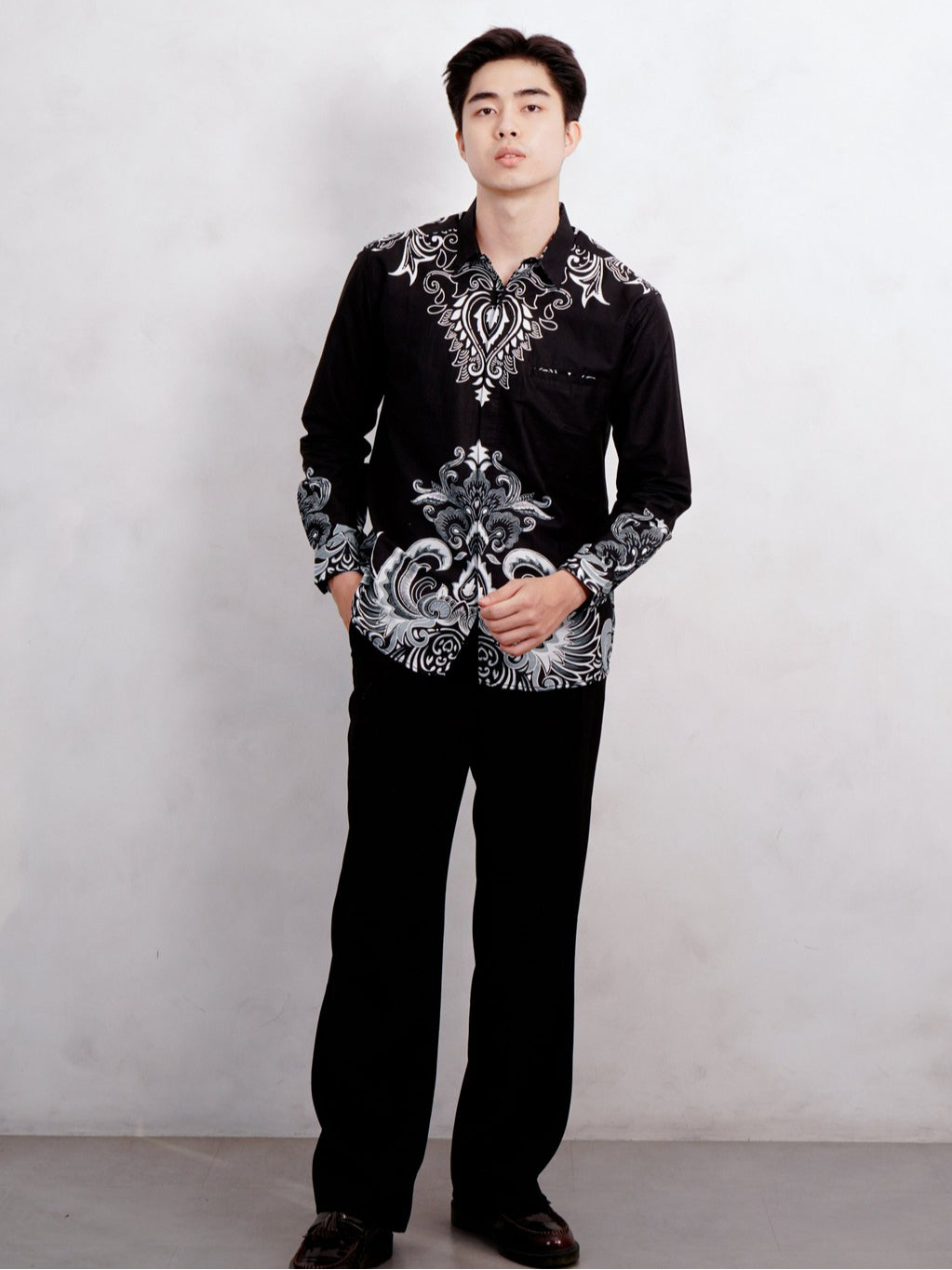 Swipe Up Kemeja Batik Pria Modern Katun Slimfit Lengan Panjang Motif Rupakenca Black