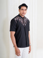 Swipe Up Kemeja Koko Pria Modern Katun Lengan Pendek Motif Arfathan Black