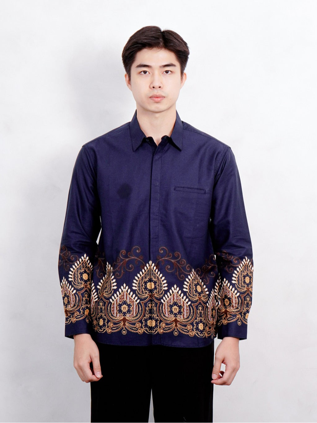 Swipe Up Kemeja Batik Pria Modern Slimfit Katun Lengan Panjang Motif Basupati Navy