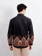 Swipe Up Kemeja Batik Pria Modern Slimfit Katun Lengan Panjang Motif Basupati Black