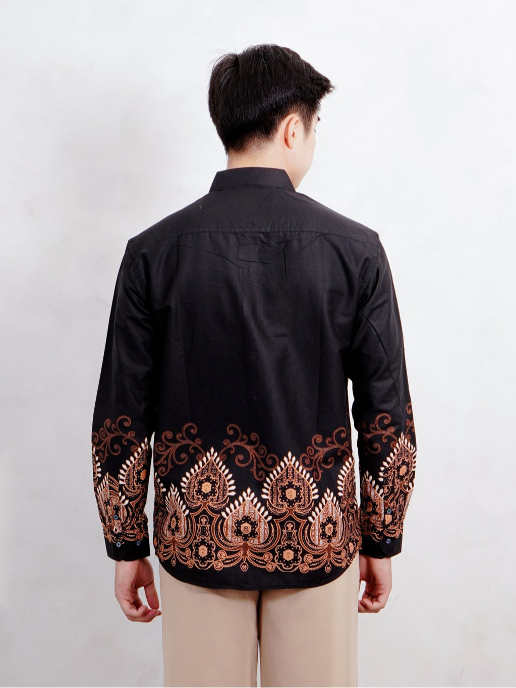 Swipe Up Kemeja Batik Pria Modern Slimfit Katun Lengan Panjang Motif Basupati Black