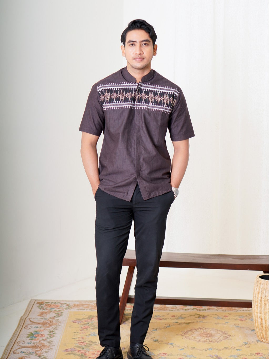 Swipe Up Kemeja Koko Pria Modern Katun Lengan Pendek Motif Arkan Mahogany