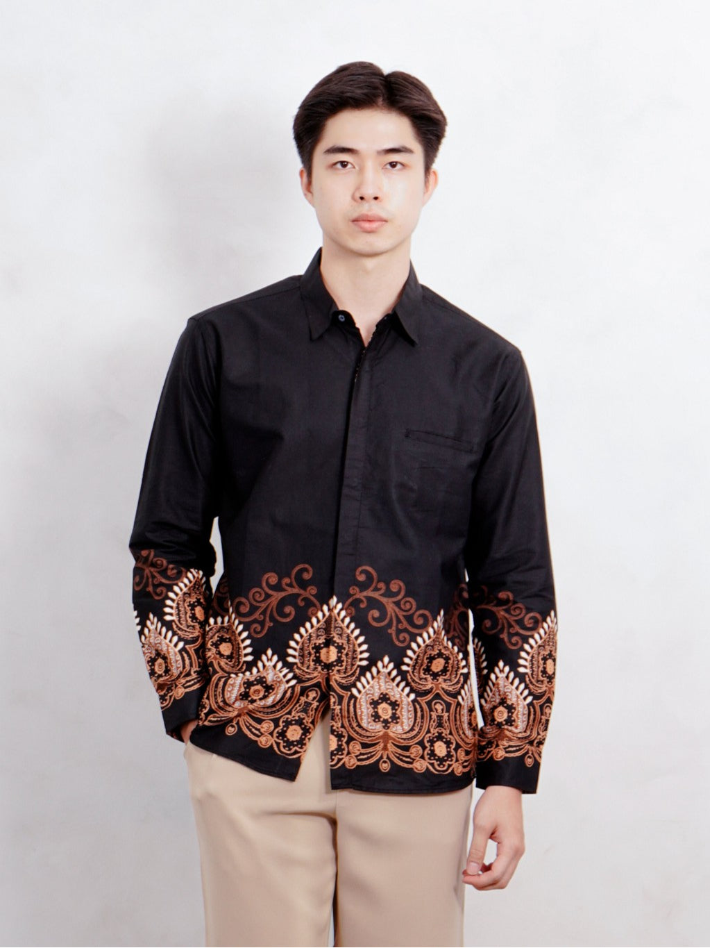 Swipe Up Kemeja Batik Pria Modern Slimfit Katun Lengan Panjang Motif Basupati Black