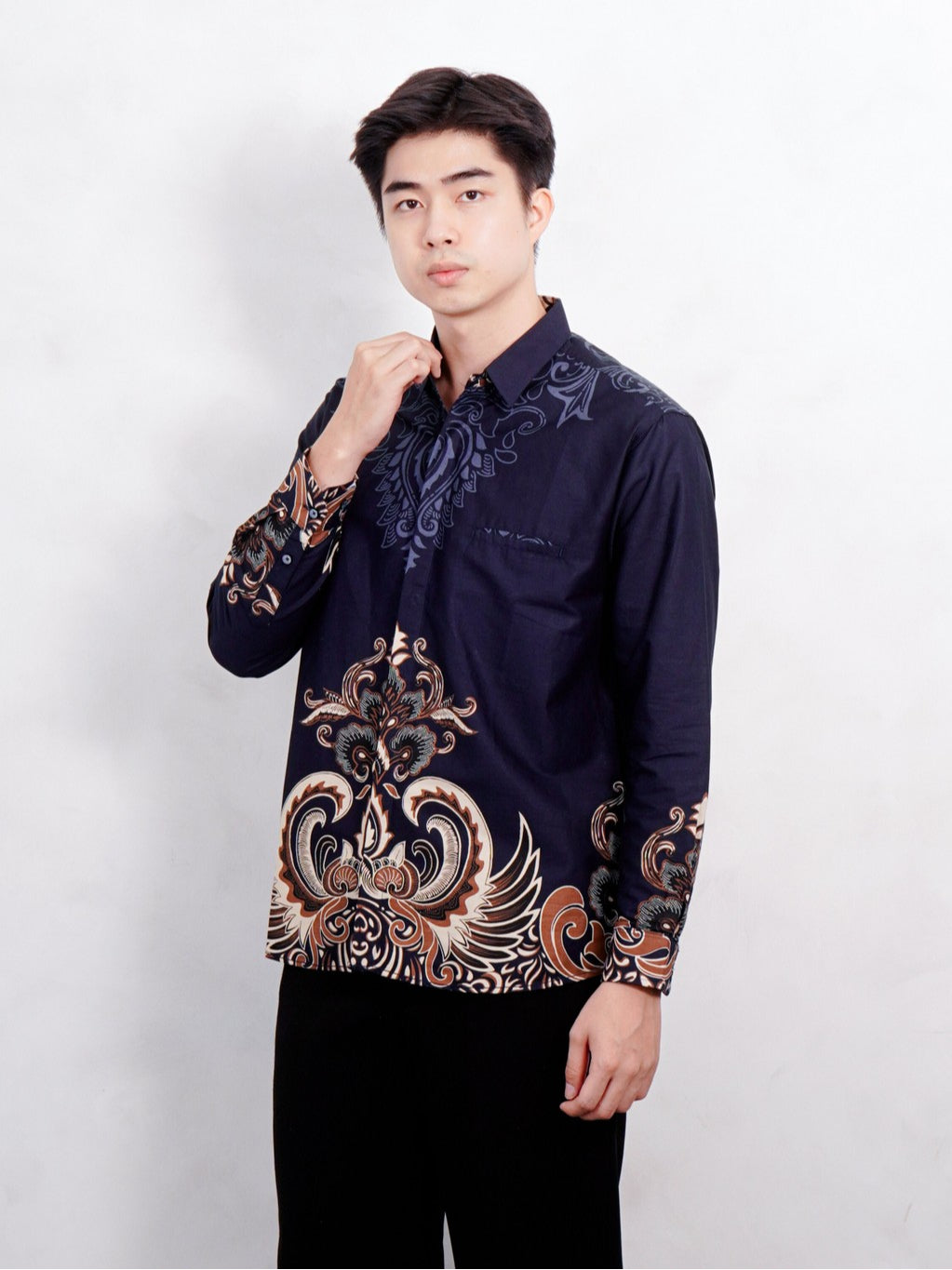 Swipe Up Kemeja Batik Pria Modern Katun Slimfit Lengan Panjang Motif Rupakenca Navy