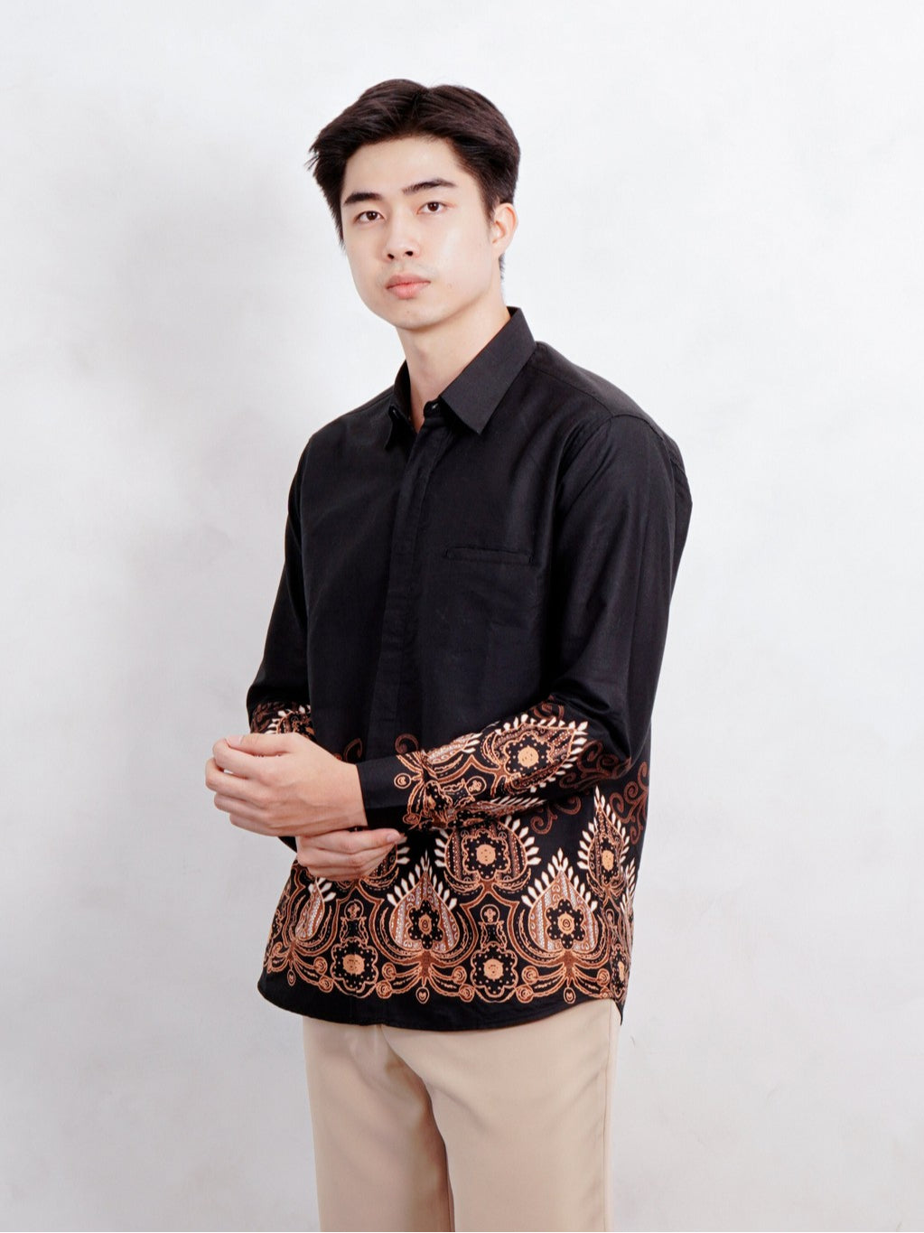 Swipe Up Kemeja Batik Pria Modern Slimfit Katun Lengan Panjang Motif Basupati Black