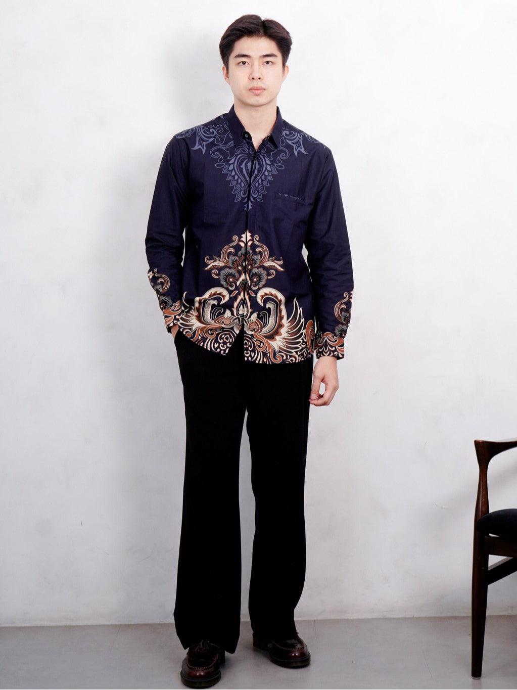 Swipe Up Kemeja Batik Pria Modern Katun Slimfit Lengan Panjang Motif Rupakenca Navy