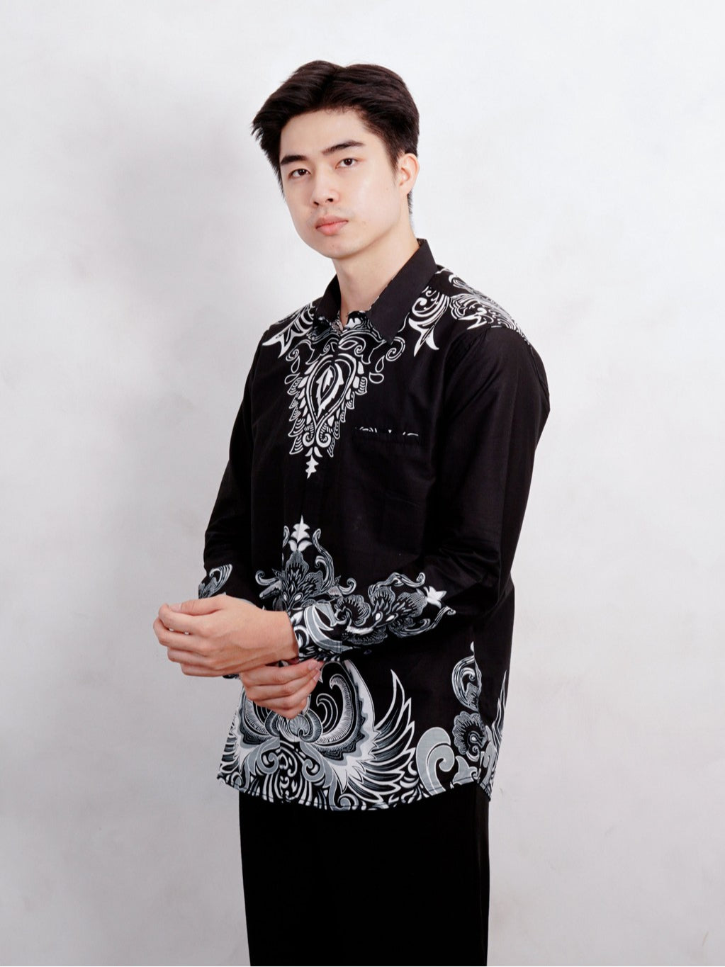 Swipe Up Kemeja Batik Pria Modern Katun Slimfit Lengan Panjang Motif Rupakenca Black