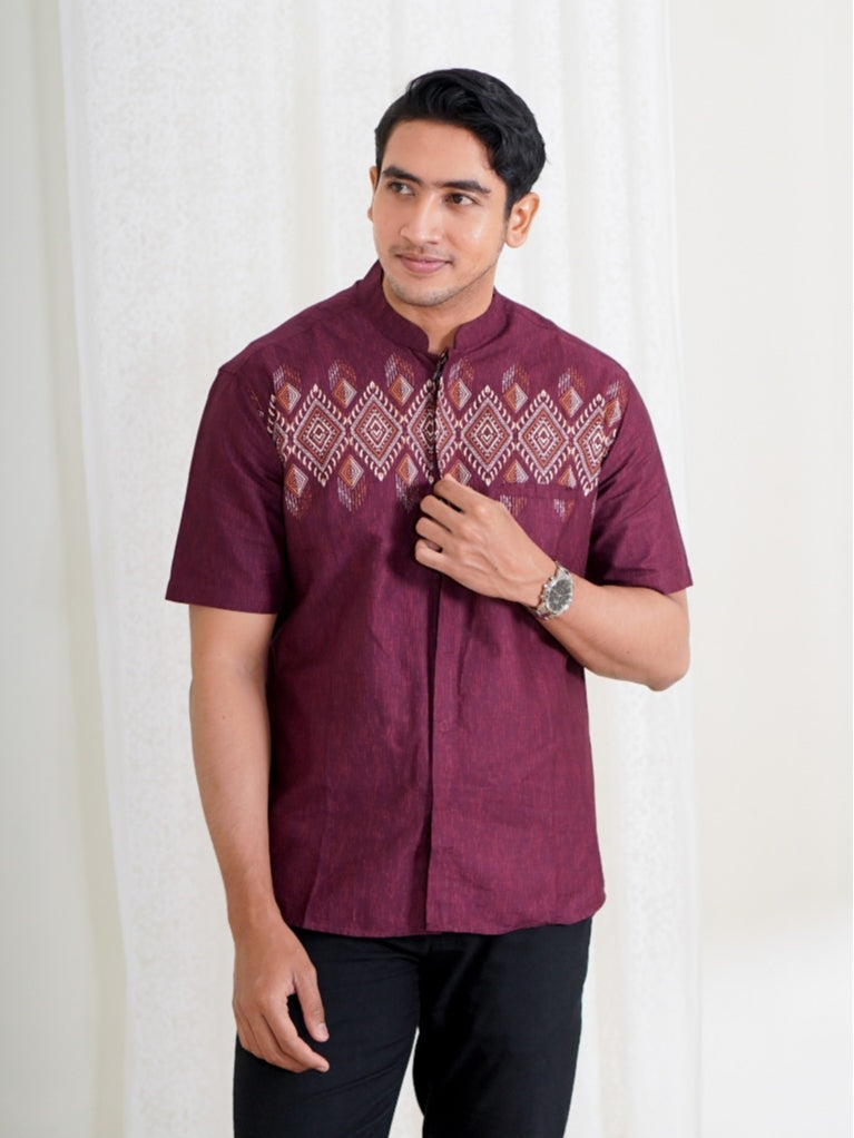 Swipe Up Kemeja Koko Pria Modern Katun Lengan Pendek Motif Ghaisan Maroon