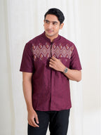 Swipe Up Kemeja Koko Pria Modern Katun Lengan Pendek Motif Ghaisan Maroon