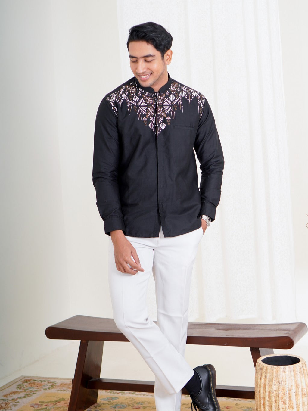 Swipe Up Kemeja Koko Pria Modern Katun Lengan Panjang Motif Arfathan Black