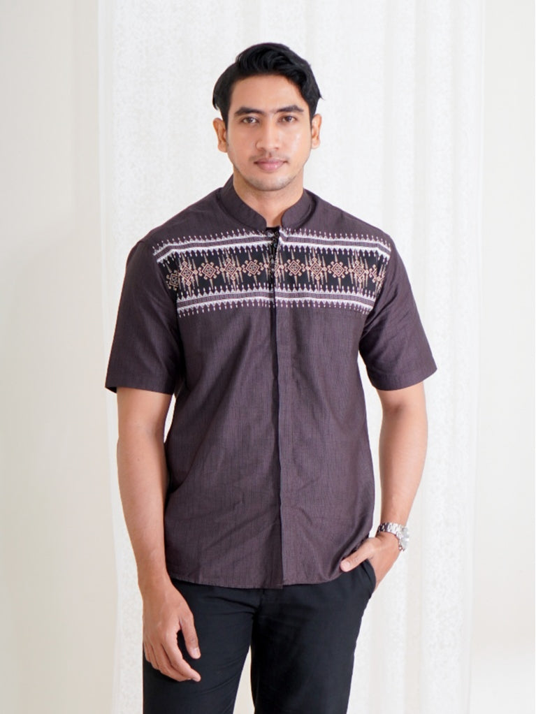 Swipe Up Kemeja Koko Pria Modern Katun Lengan Pendek Motif Arkan Mahogany
