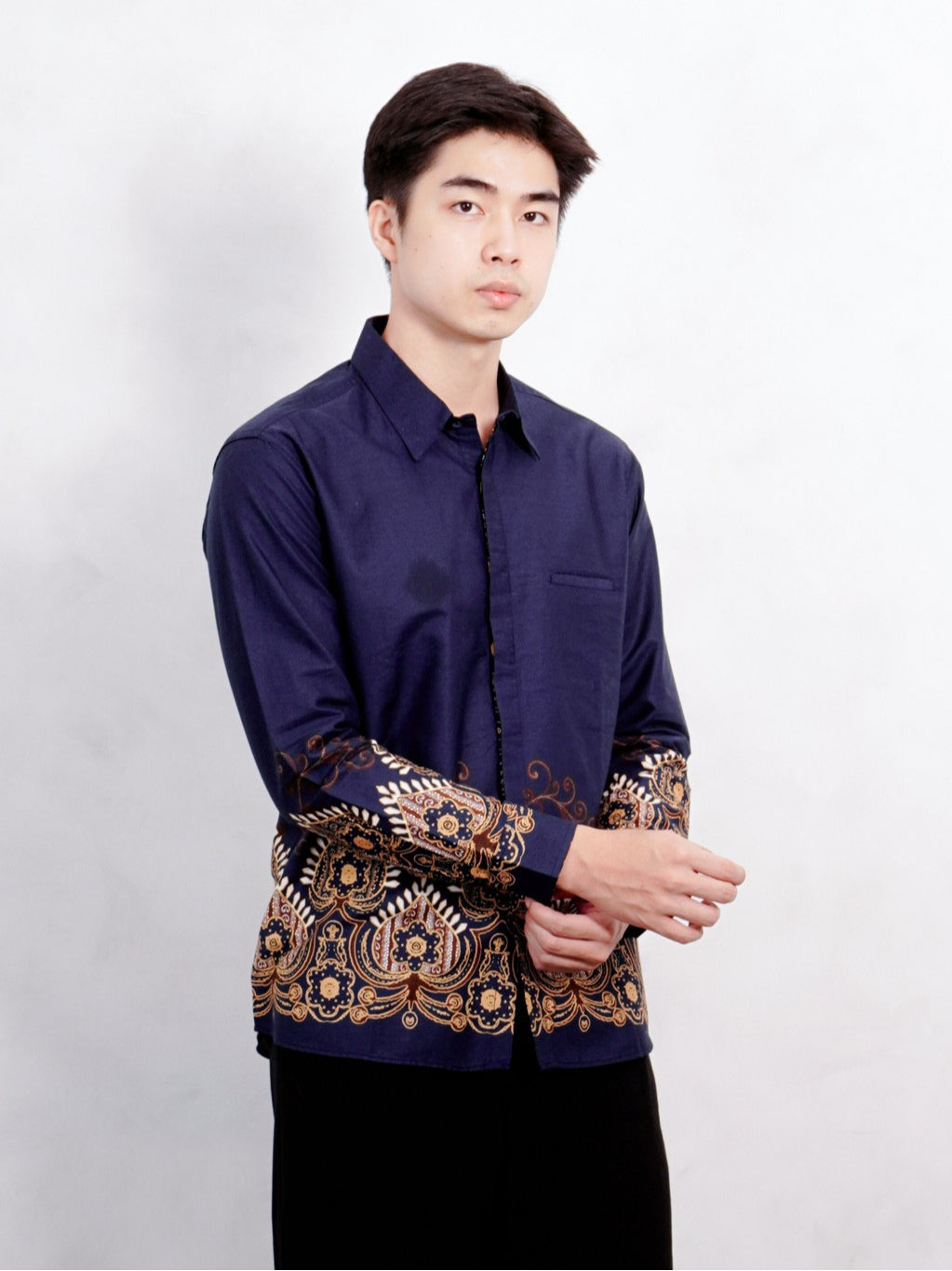 Swipe Up Kemeja Batik Pria Modern Slimfit Katun Lengan Panjang Motif Basupati Navy