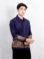 Swipe Up Kemeja Batik Pria Modern Slimfit Katun Lengan Panjang Motif Basupati Navy