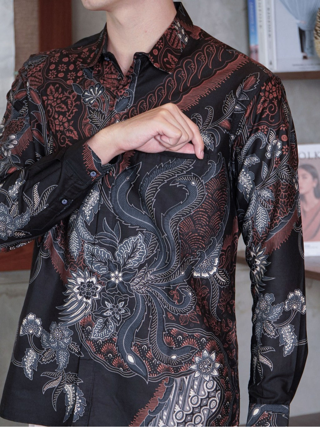 Swipe Up Kemeja Batik Pria Katun Modern Slimfit Lengan Panjang Hoya Mahogany Black
