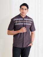 Swipe Up Kemeja Koko Pria Modern Katun Lengan Pendek Motif Arkan Mahogany