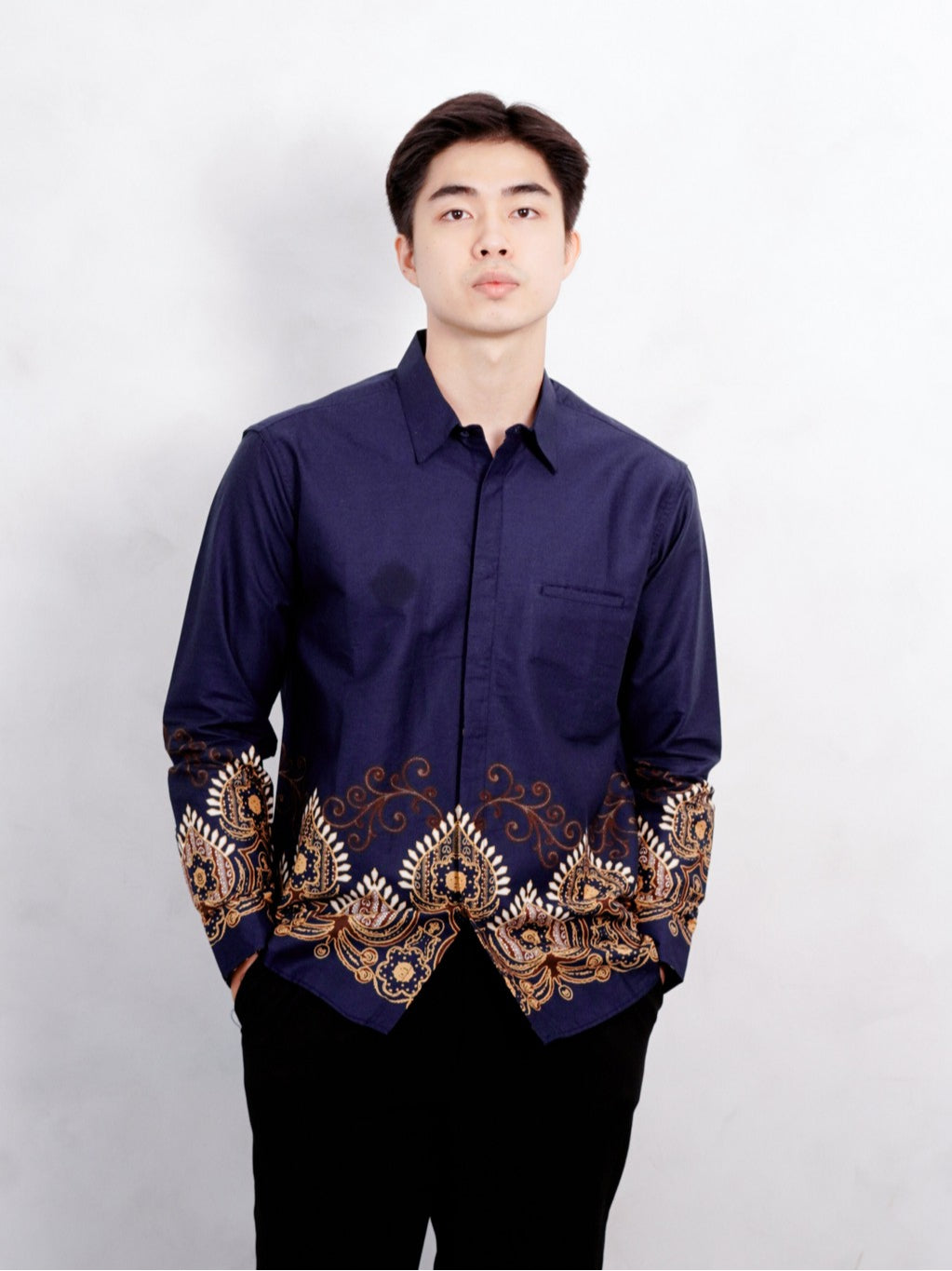 Swipe Up Kemeja Batik Pria Modern Slimfit Katun Lengan Panjang Motif Basupati Navy