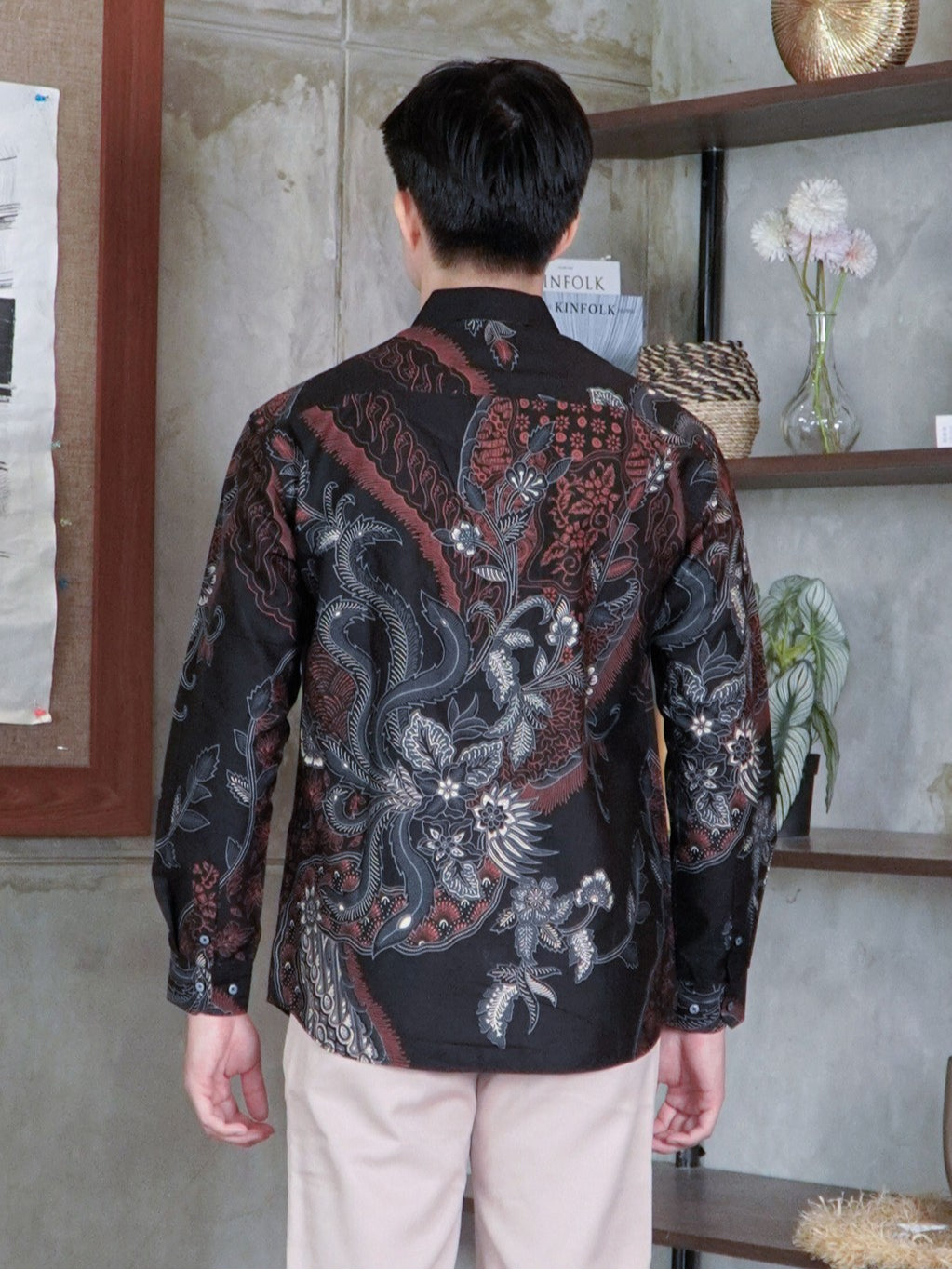 Swipe Up Kemeja Batik Pria Katun Modern Slimfit Lengan Panjang Hoya Mahogany Black