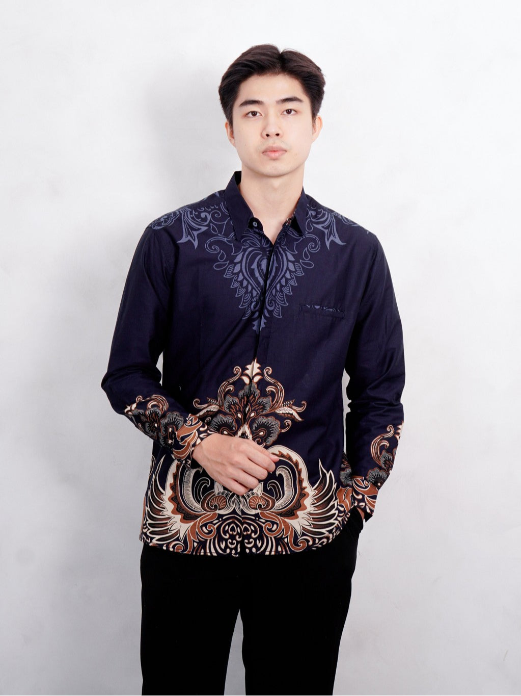 Swipe Up Kemeja Batik Pria Modern Katun Slimfit Lengan Panjang Motif Rupakenca Navy