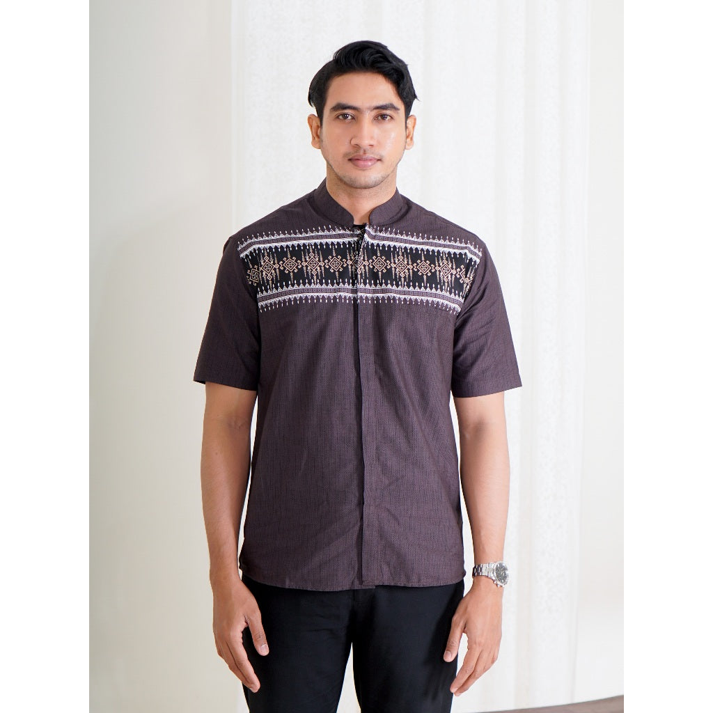 Swipe Up Kemeja Koko Pria Modern Katun Lengan Pendek Motif Arkan Mahogany